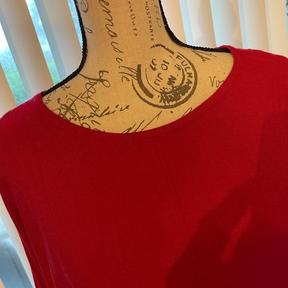 Sz Medium New Directions Red sweater with cut out shoulders - Picture 4 of 8